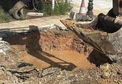 Bodrum’da isale hattı patladı, iş yerinin deposunu su bastı