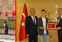 Çankırı Valisi Taşolar, rüzgardan ters dönen Türk bayraklarını düzelten Mert’e teşekkür etti