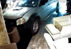 Sürücü rahatsızlanınca kamyonet, araca çarpıp mağazaya daldı; olay anı kamerada