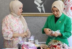 Kadın kaymakama ilçedeki hemcinslerinden 'çeyiz bohçası' hediyesi