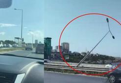 Büyükçekmece'de şiddetli rüzgar nedeniyle aydınlatma direği yan yattı: D-100'de trafik durdu