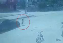 Caddeye koşarak çıkan çocuğa otomobilin çarptığı kaza kamerada