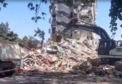 Sındırgı’da hasarlı binaların yıkımına başlandı