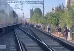 Marmaray hattına ağaç devrildi, yolcular demir yolunda yürüdü