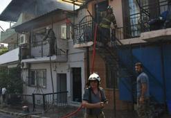 İzmir'de hurda deposunda çıkan yangın kontrol altında