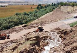 Sulama kanalından akan su ve çamur, yolu kapattı