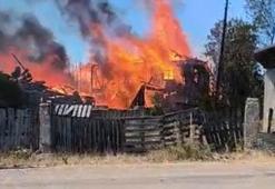 Otluk alanda çıkan yangında 3 ev 2 ahır ve 2 samanlık kül oldu