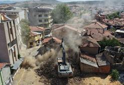Sındırgı’da hasarlı binaların yıkımı sürüyor