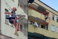 Eşyalarını taşıdığı halatın üzerinde gitar çalıp, şarkı söyledi