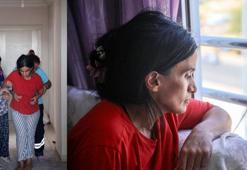 Yürüyebilmek için destek bekleyen Leyla'nın sokağı izlediği pencere, dünyası oldu