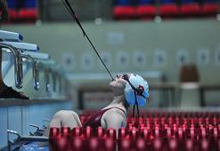 Paralimpik mili yüzücü Esra, dişleriyle sıkıştırdığı aparatla katıldığı yarışmada Avrupa şampiyonu oldu