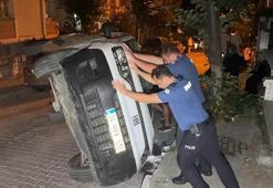 Avcılar’da park halindeki iki araca çarpan hafif ticari araç yan döndü