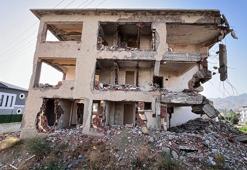 Çökme riski bulunan 3 katlı bina, mahalleliyi tedirgin ediyor