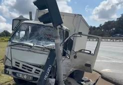 Arnavutköy'de kamyonet önce reklam panolarına ardından trafik ışıklarına çarptı