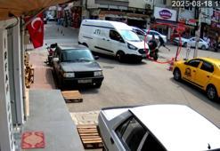 Yolun karşısına geçmeye çalışan yayaya kamyonet çarptı; kaza kamerada