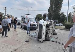 Refüje çarpıp takla atan hafif ticari araç, karşı yöne geçti; 2 yaralı