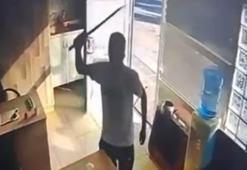 Taksi durağındaki görevliye kılıçla saldırı kamerada