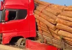 Trafikte şoförünün kontrolsüz ilerlediği tomruk yüklü TIR, refüje devrildi