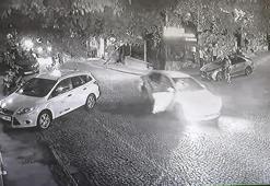 Ehliyetsiz ve alkollü sürücü, otomobille kaldırıma ve araçlara çarptı; kaza kamerada