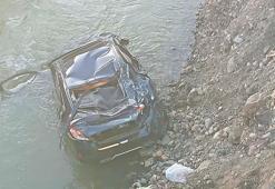 Otomobil Peri Çayı’na düştü, anne ve kızı yaralandı