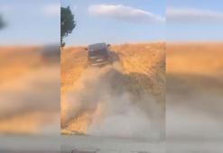 Trafikten yoğunluğundan kaçan sürücü toprak alana yöneldi; o anlar kamerada