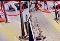 Hafif ticari aracın çarptığı çocuk yaralandı; kaza kamerada