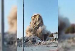 Hasarlı bina yıkılırken çöktü, operatör son anda kurtuldu