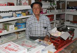 90 yaşındaki 'Garip Dede', yarım asırdır bakkal işletiyor