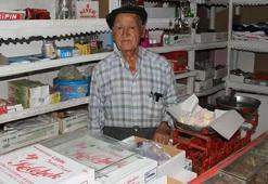 90 yaşındaki 'Garip Dede', yarım asırdır bakkal işletiyor