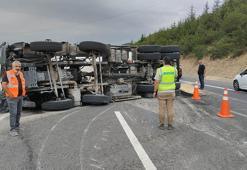 Otoyolda sıcak asfalt yüklü kamyon devrildi; Bolu Dağı Tüneli ulaşıma kapandı