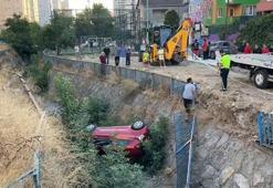 Ümraniye’de kaza yapan araç dere yatağına düştü