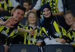 Fenerbahçe taraftarı Benfica maçı için tribünlerdeki yerini aldı