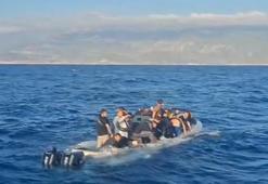 İzmir'de su alan bottaki 36 kaçak göçmen kurtarıldı; o anlar kamerada