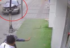 Ehliyetsiz ve alkollü sürücünün otomobili kaldırıma çıktı, yayalar son anda kurtuldu