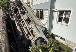 Karabük’te freni boşalan kamyonet apartmanın bahçesine düştü