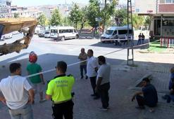 Küçükçekmece'de TIR'daki iş makinesi otomobilin üzerine devrildi