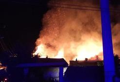 Kütahya’da çıkan yangında 3 ev kullanılamaz hale geldi