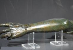 Parmağında yüzük olan 2 bin yıllık bronz kol parçası, 45 yıl sonra ilk kez sergide