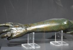 Parmağında yüzük olan 2 bin yıllık bronz kol parçası, 45 yıl sonra ilk kez sergide