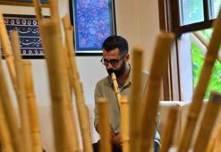 İmal ettiği neylerle neyzenlik geleneğini sürdürüyor