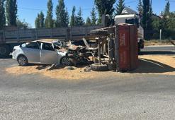 Buğday yüklü traktör otomobille çarpıştı; 3 yaralı