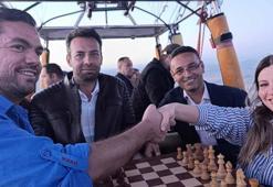 Kapadokya’da gökyüzünde satranç maçı yaptılar