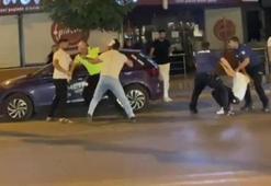 Ceza yazan polise saldırdılar; o anlar kamerada