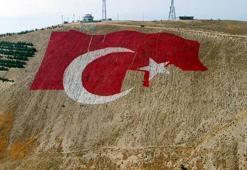 Türkiye’nin en büyük bayrağı Kahramanmaraş dağlarına işleniyor