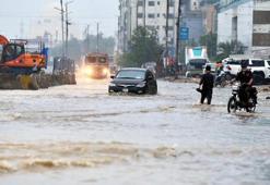 Pakistan’da muson yağmurları nedeniyle hayatını kaybedenlerin sayısı 785’e yükseldi