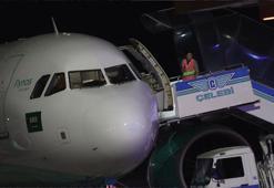 Cidde seferi için havalanan uçak, motor arızası nedeniyle acil iniş yaptı