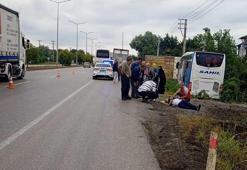 Yolcu otobüsü kamyonete branda çekenlere çarptı; 1 ölü, 1 ağır yaralı