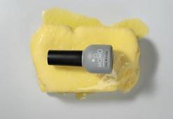 Tırnak tasarımında 2025'in trend rengi 'Butter Yellow'