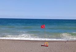 Akçakoca’da olumsuz hava şartları nedeniyle denize girmek yasaklandı