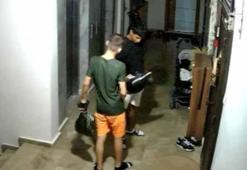 Hırsızlar çaldıkları ayakkabıların yeni olduğunu görünce oynadı; o anlar kamerada